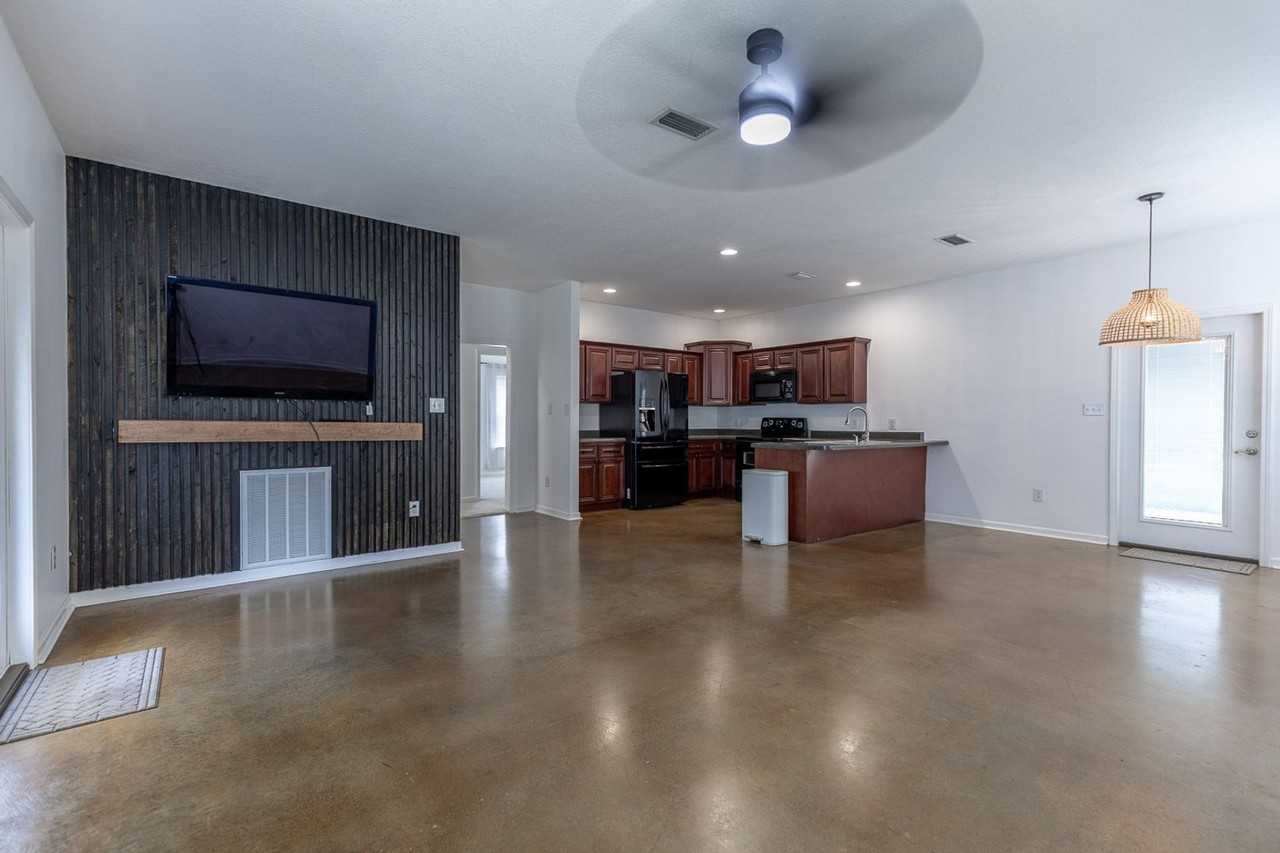 17419 Lewis Smith Dr - Photo 3 of 15