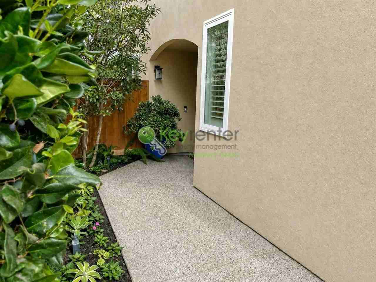 302 E 16th St #F - Photo 2 of 32