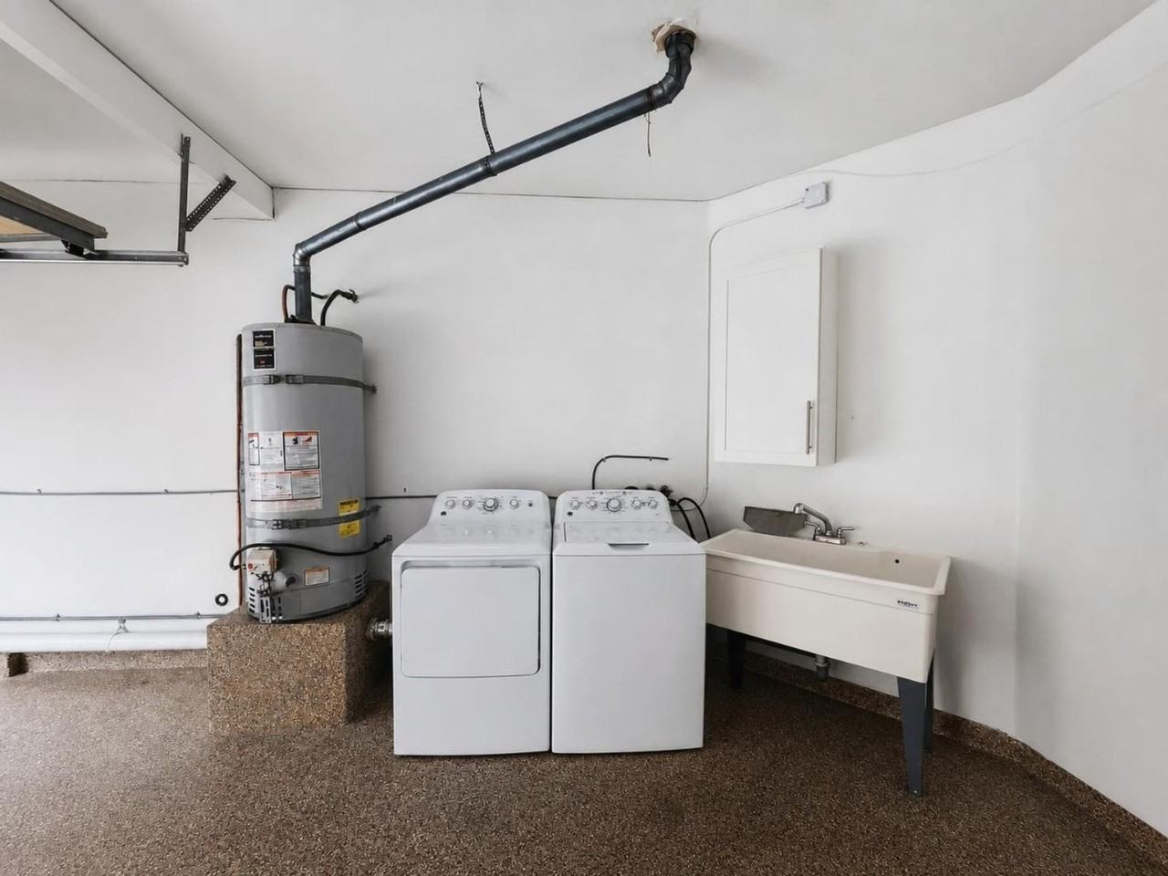 302 E 16th St #F - Photo 6 of 32