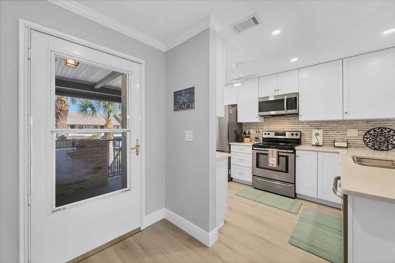 370 Three Lakes Ln #F - Photo 5 of 36