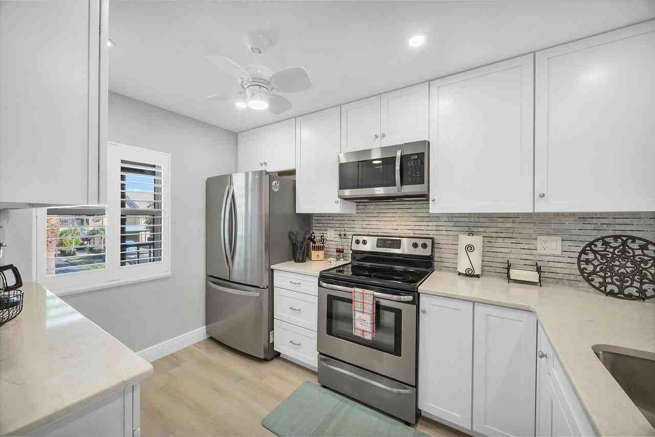 370 Three Lakes Ln #F - Photo 7 of 36