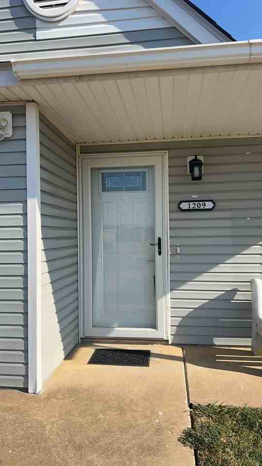 1209 W Bishop Dr - Photo 3 of 15