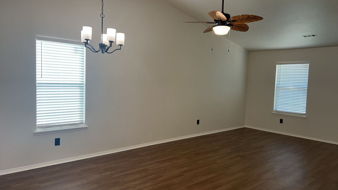 1209 W Bishop Dr - Photo 6 of 15