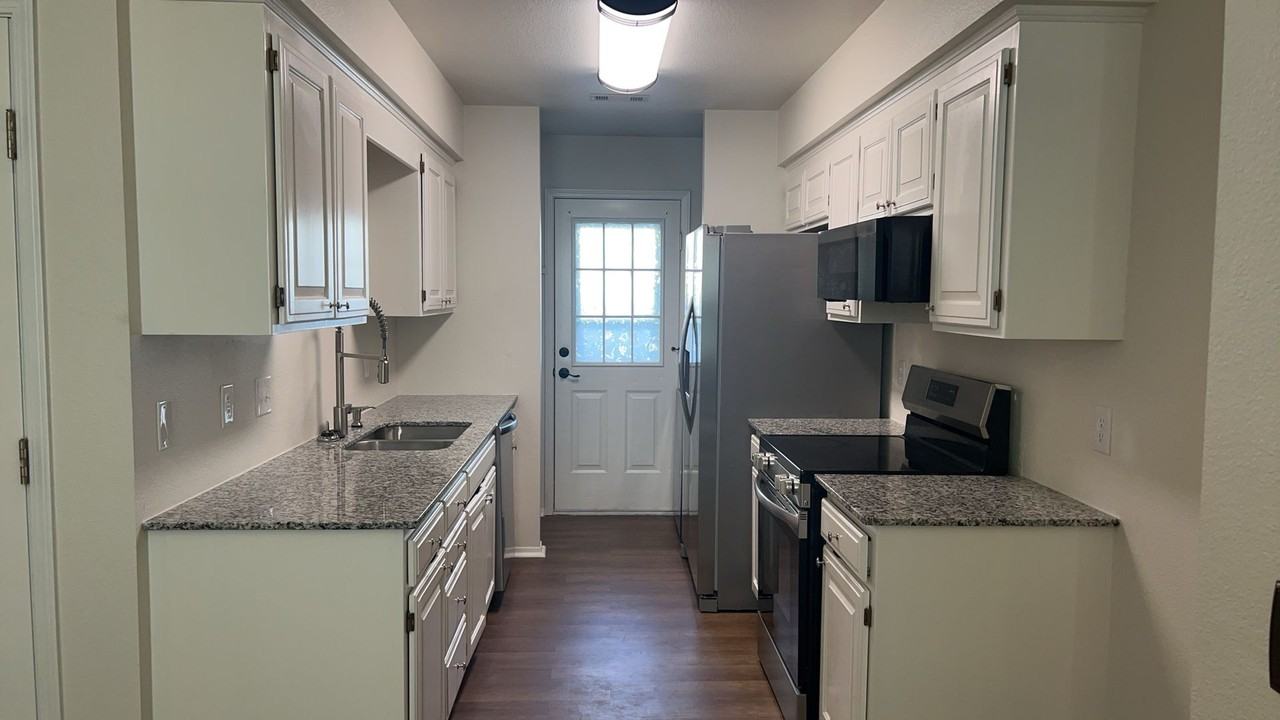 1209 W Bishop Dr - Photo 2 of 15