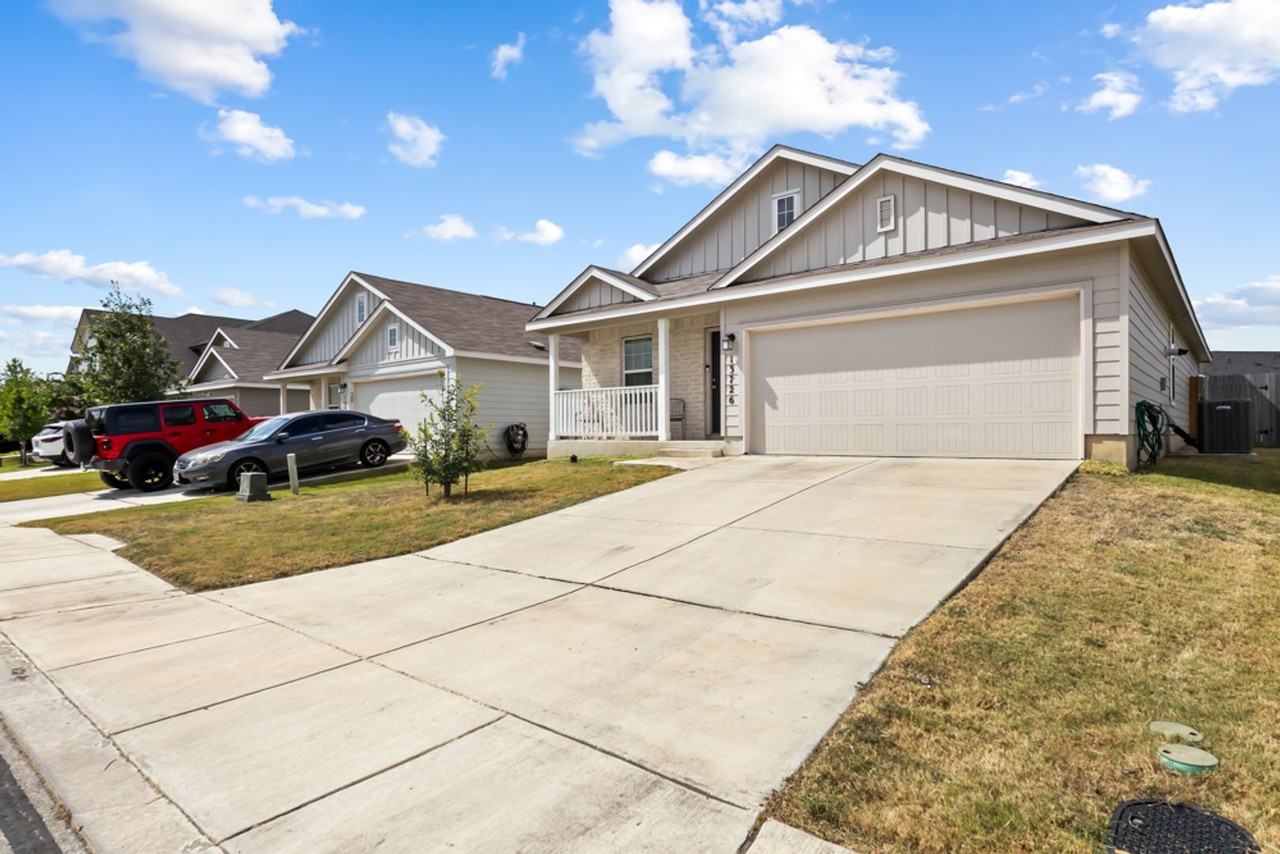13726 Locklear Way - Photo 3 of 28