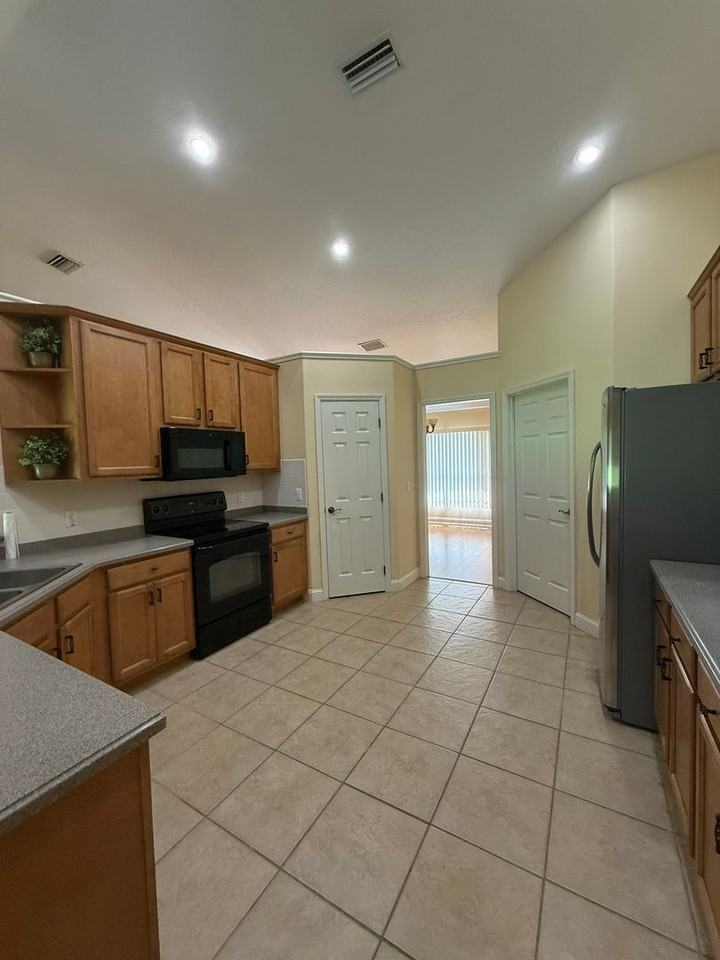 5203 Se 42nd Ct - Photo 2 of 27