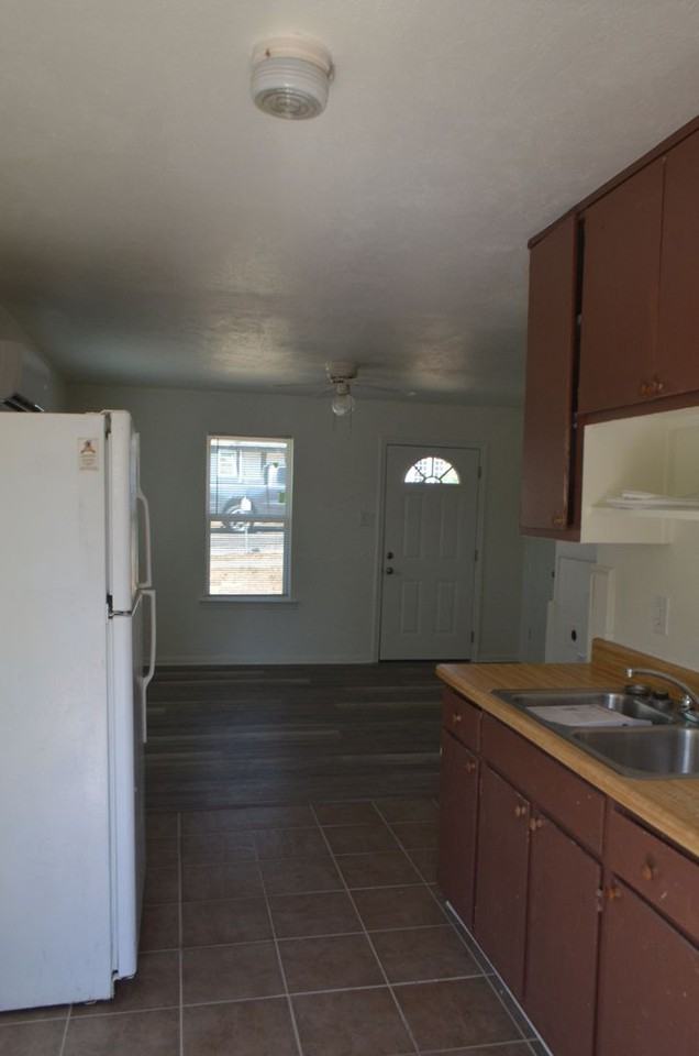 705 W Avenue B - Photo 6 of 15