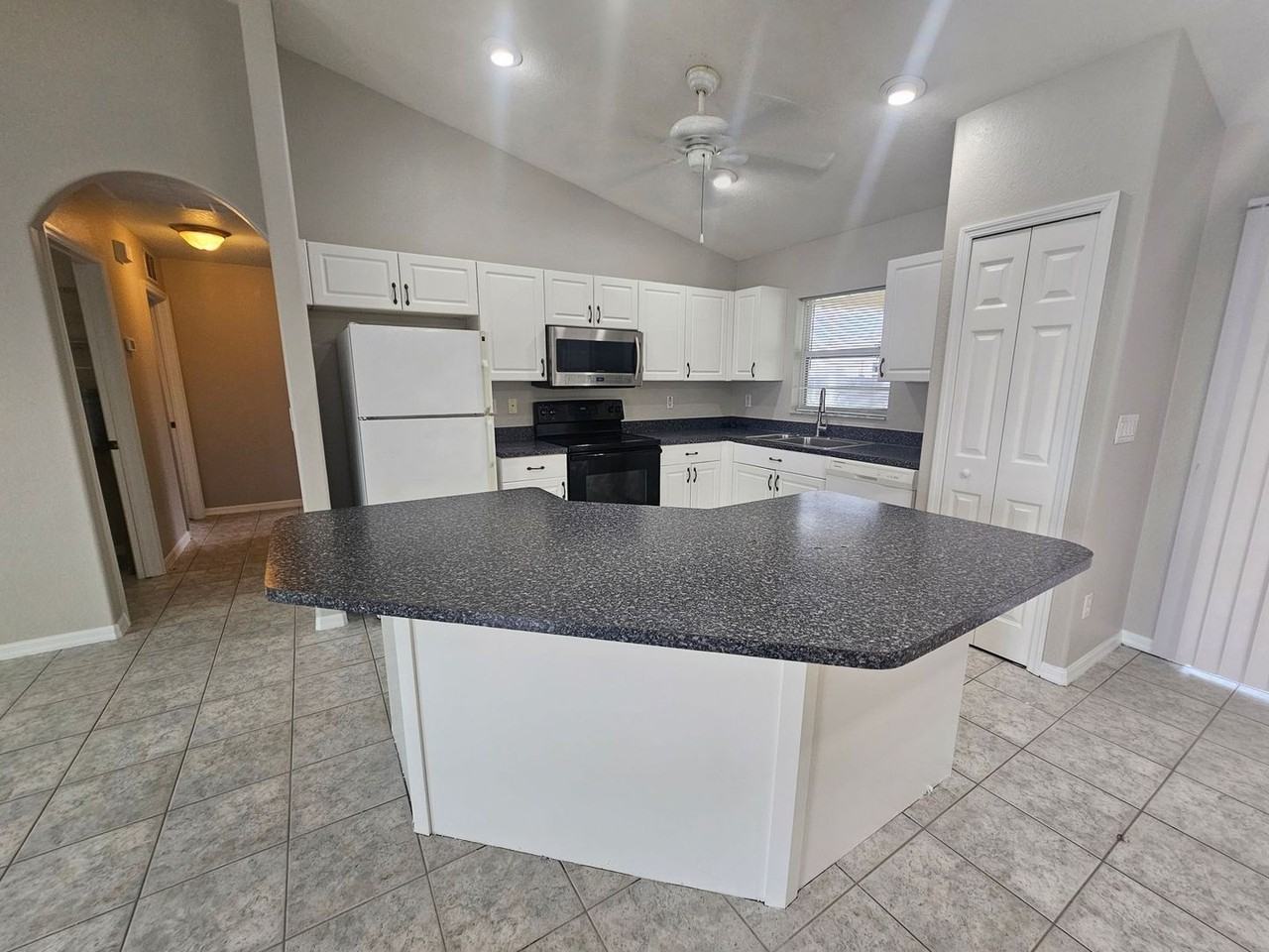 1144 Nw 5th Pl - Photo 5 of 20