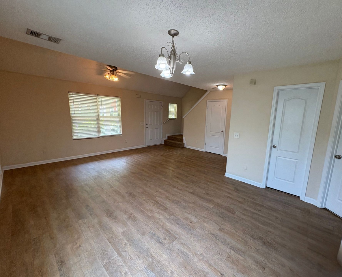 361 Bridgewater Cir - Photo 4 of 16