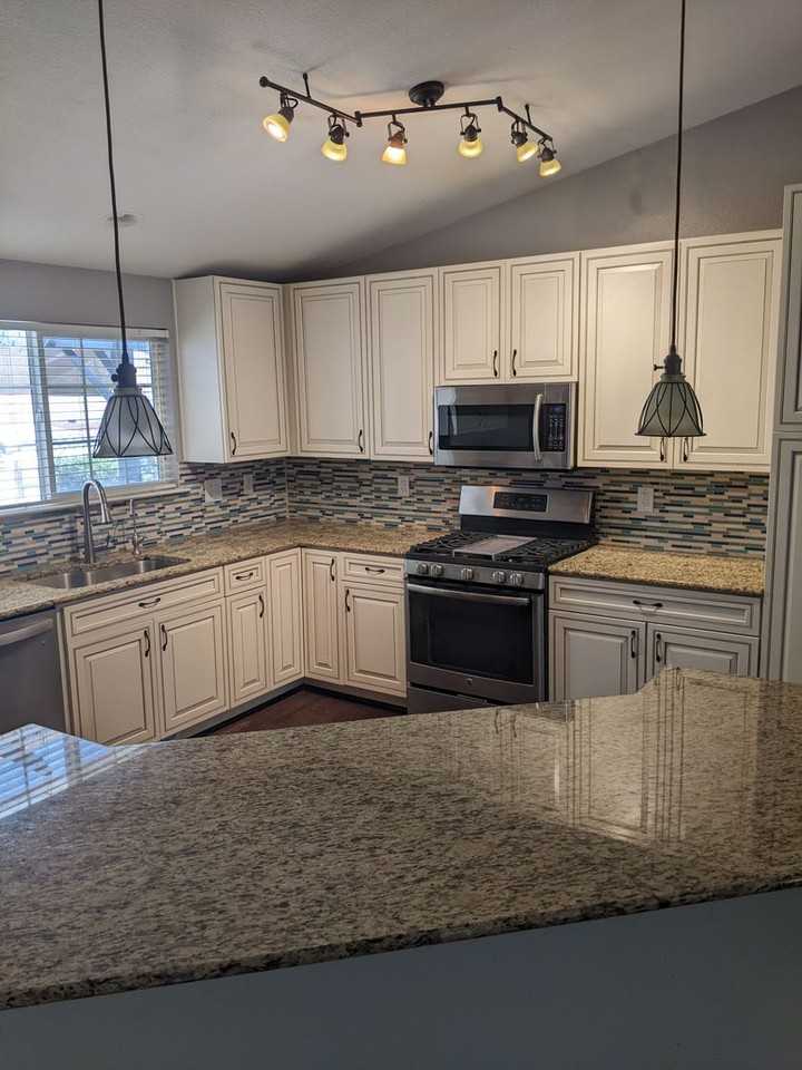 1645 Meadows Ave - Photo 3 of 12