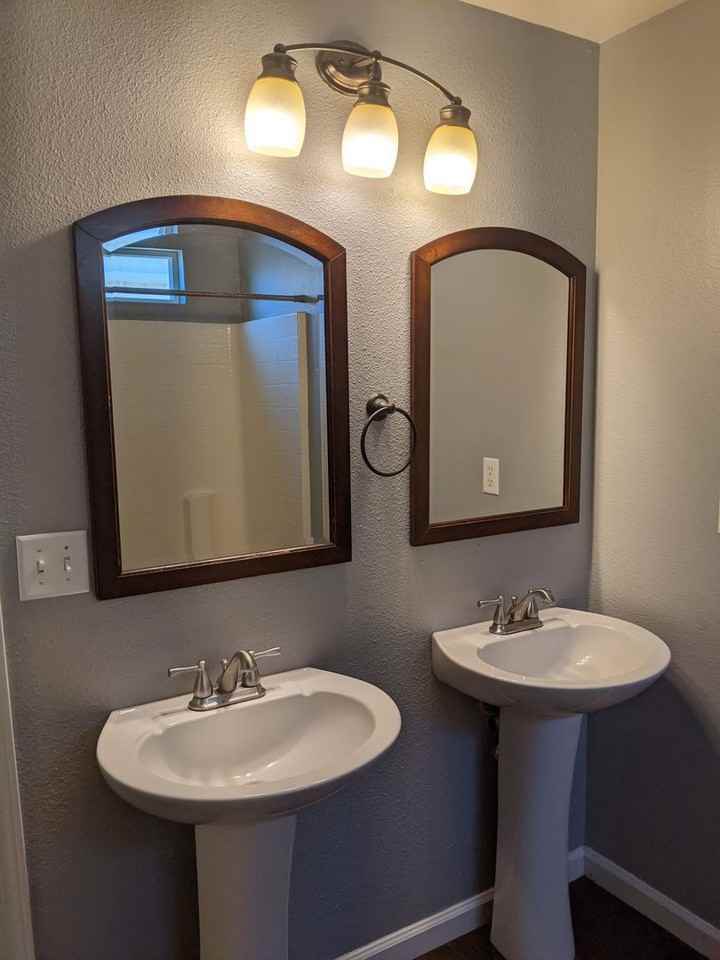 1645 Meadows Ave - Photo 4 of 12