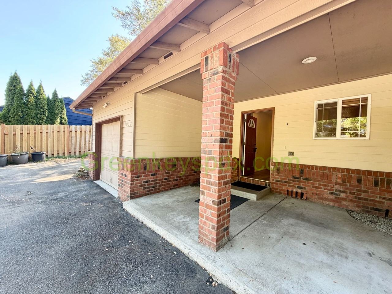 1032 Sw Halsey St - Photo 3 of 26