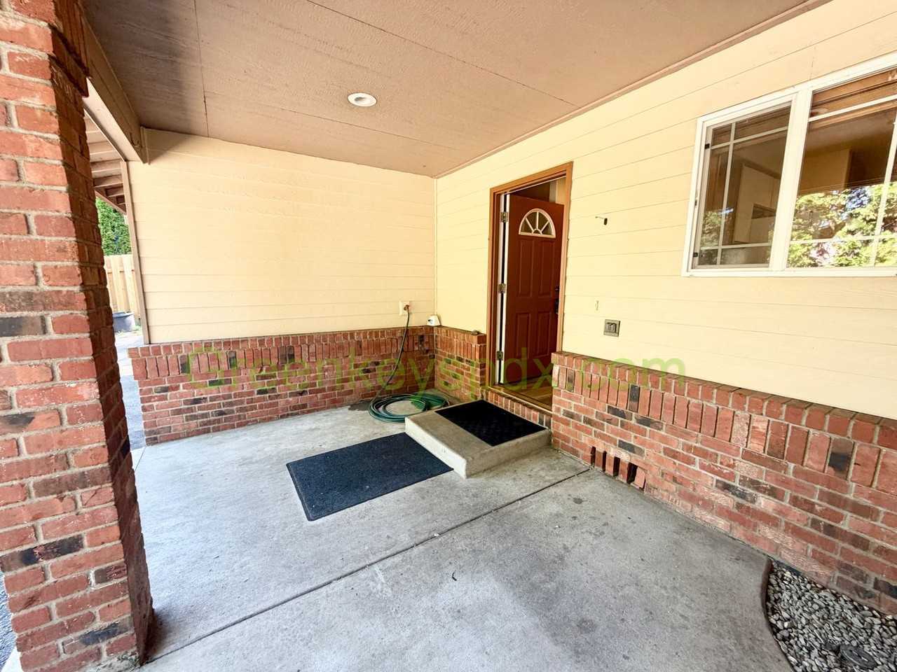 1032 Sw Halsey St - Photo 4 of 26