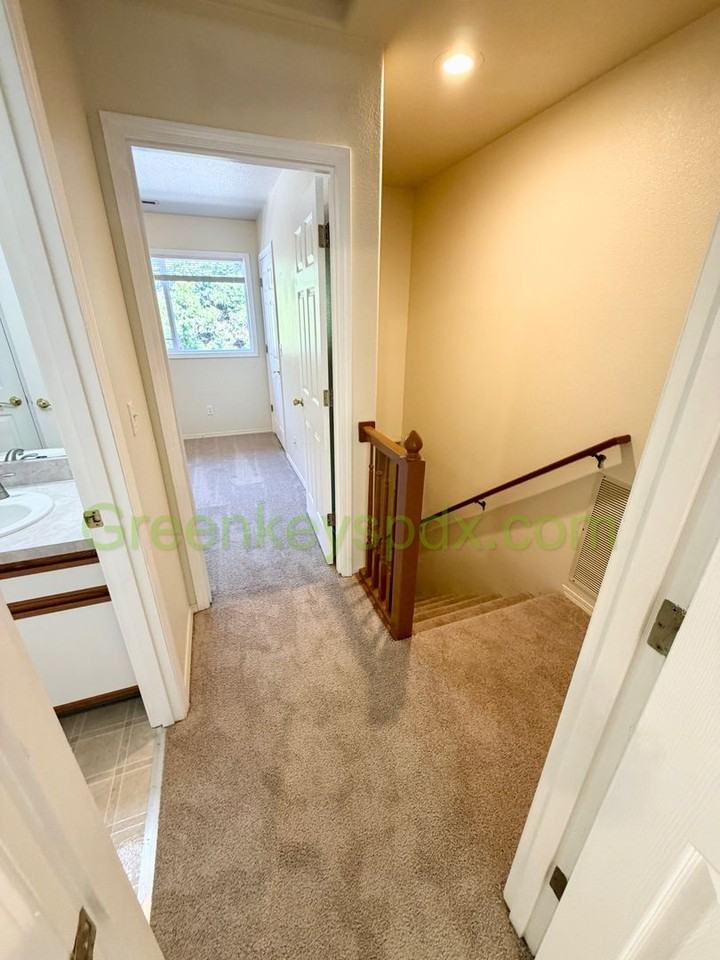 1032 Sw Halsey St - Photo 5 of 26