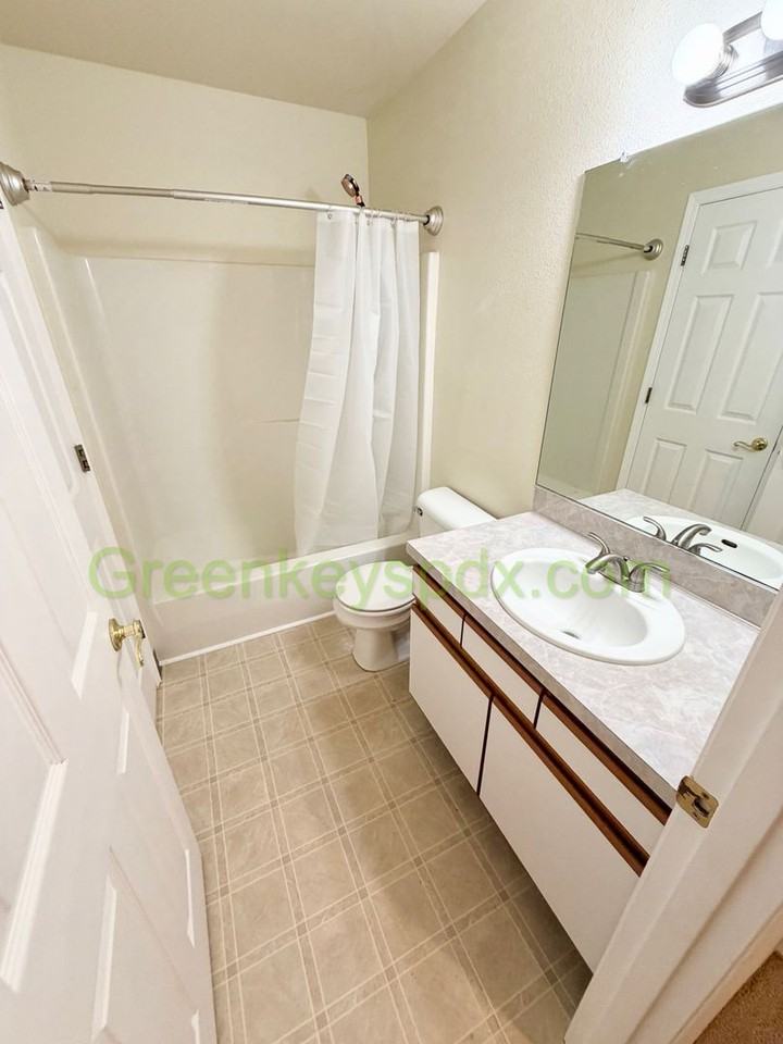 1032 Sw Halsey St - Photo 6 of 26