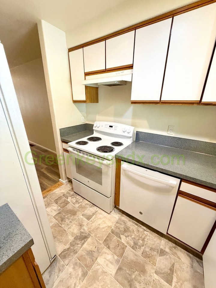 1032 Sw Halsey St - Photo 5 of 25