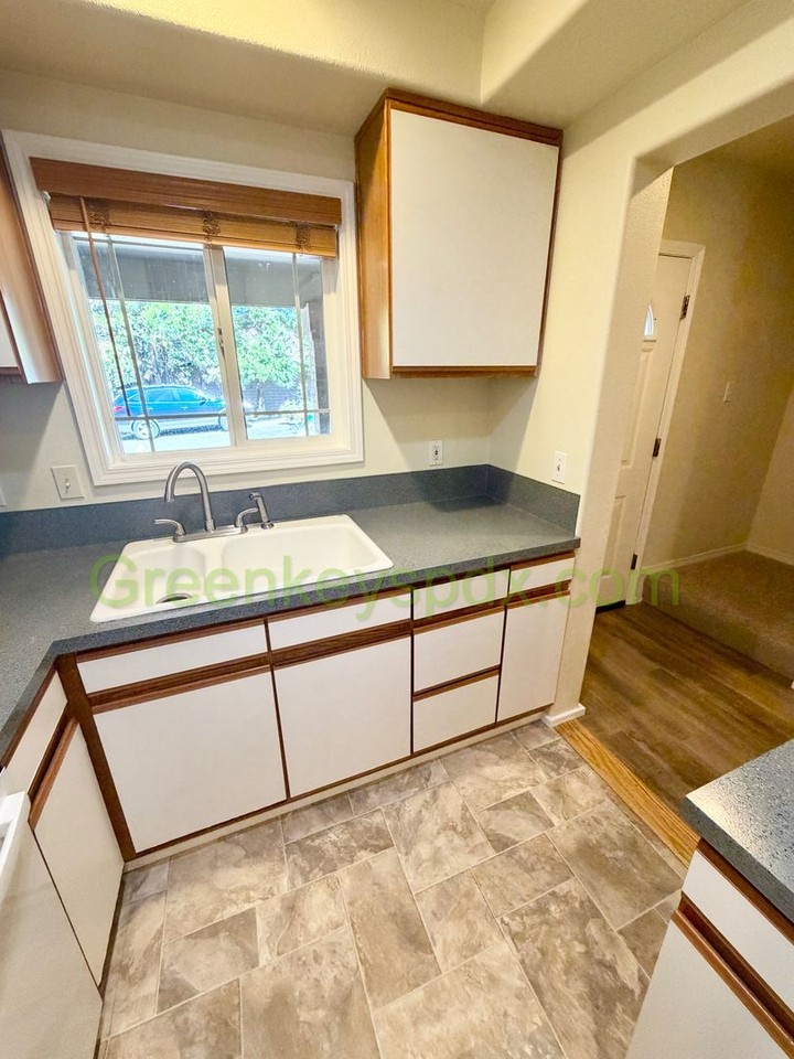 1032 Sw Halsey St - Photo 6 of 25