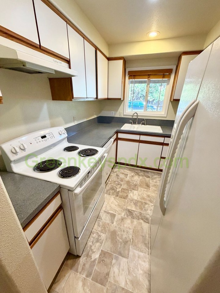 1032 Sw Halsey St - Photo 7 of 25