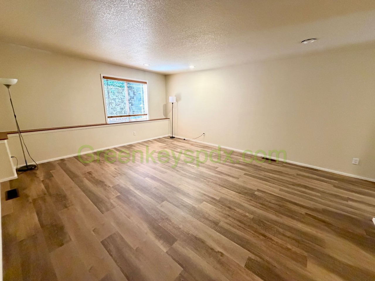1032 Sw Halsey St - Photo 4 of 25