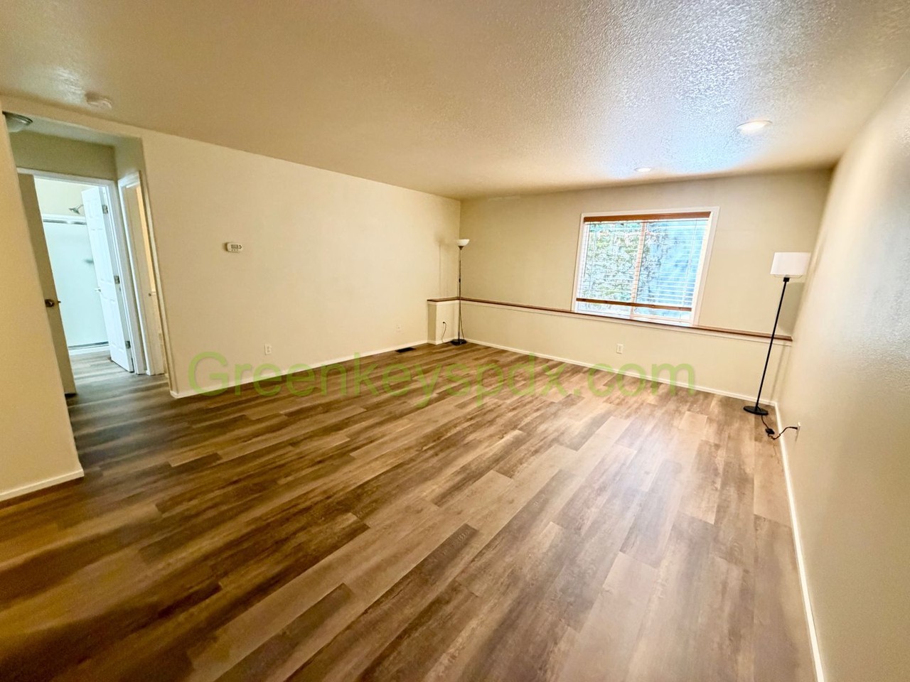 1032 Sw Halsey St - Photo 2 of 25