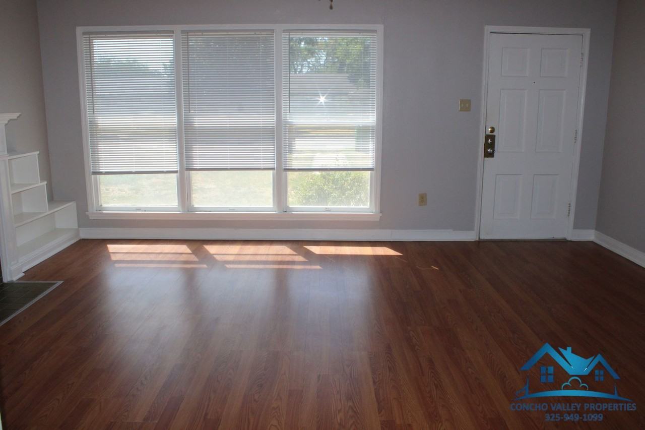 2410 W Avenue J - Photo 5 of 14