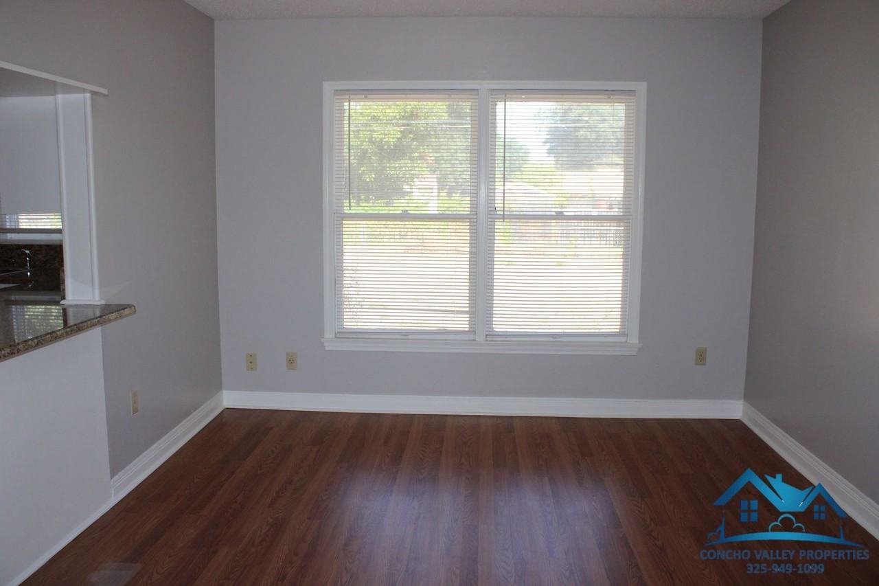 2410 W Avenue J - Photo 6 of 14
