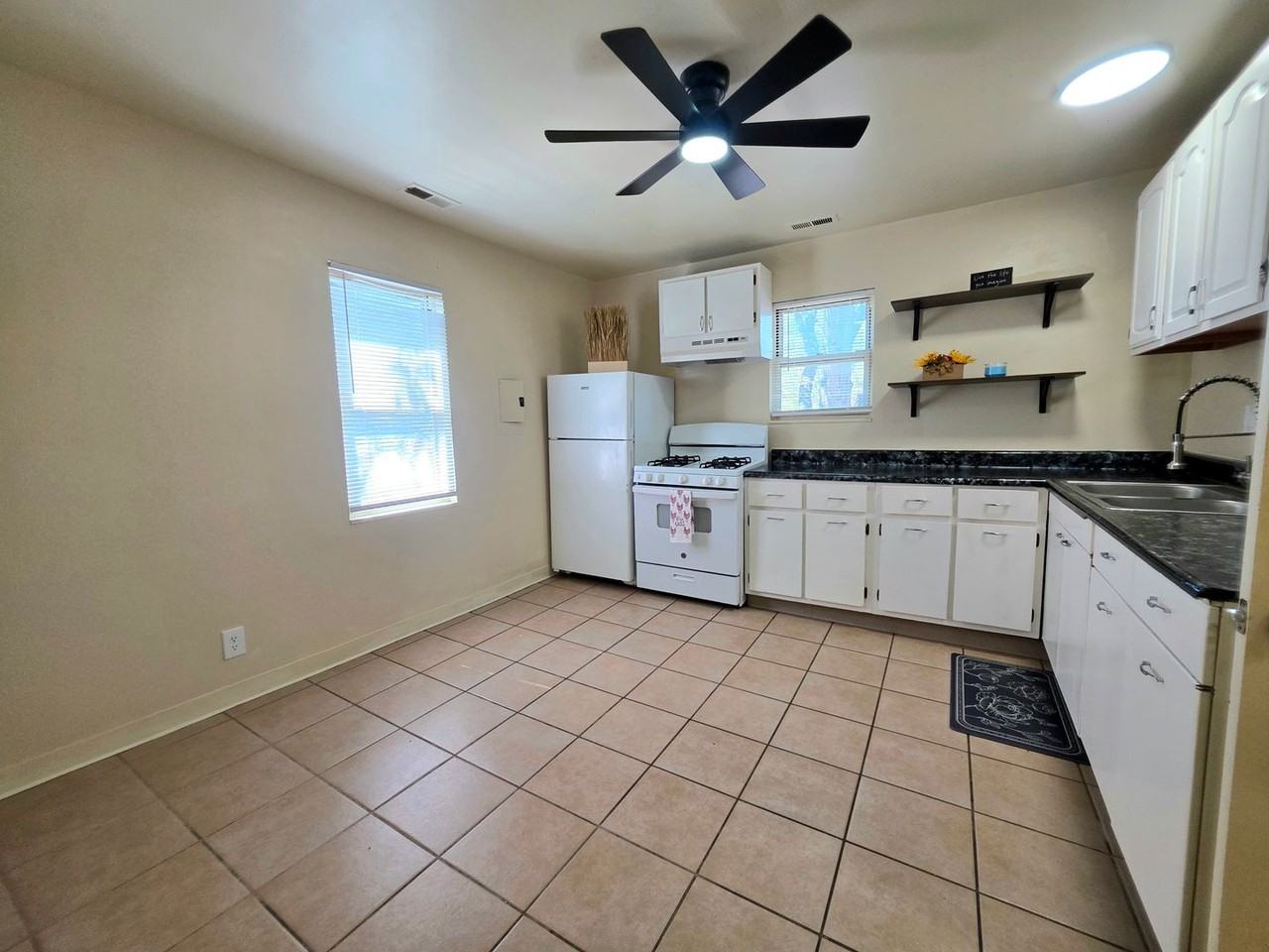 1637 Cedar St - Photo 7 of 21