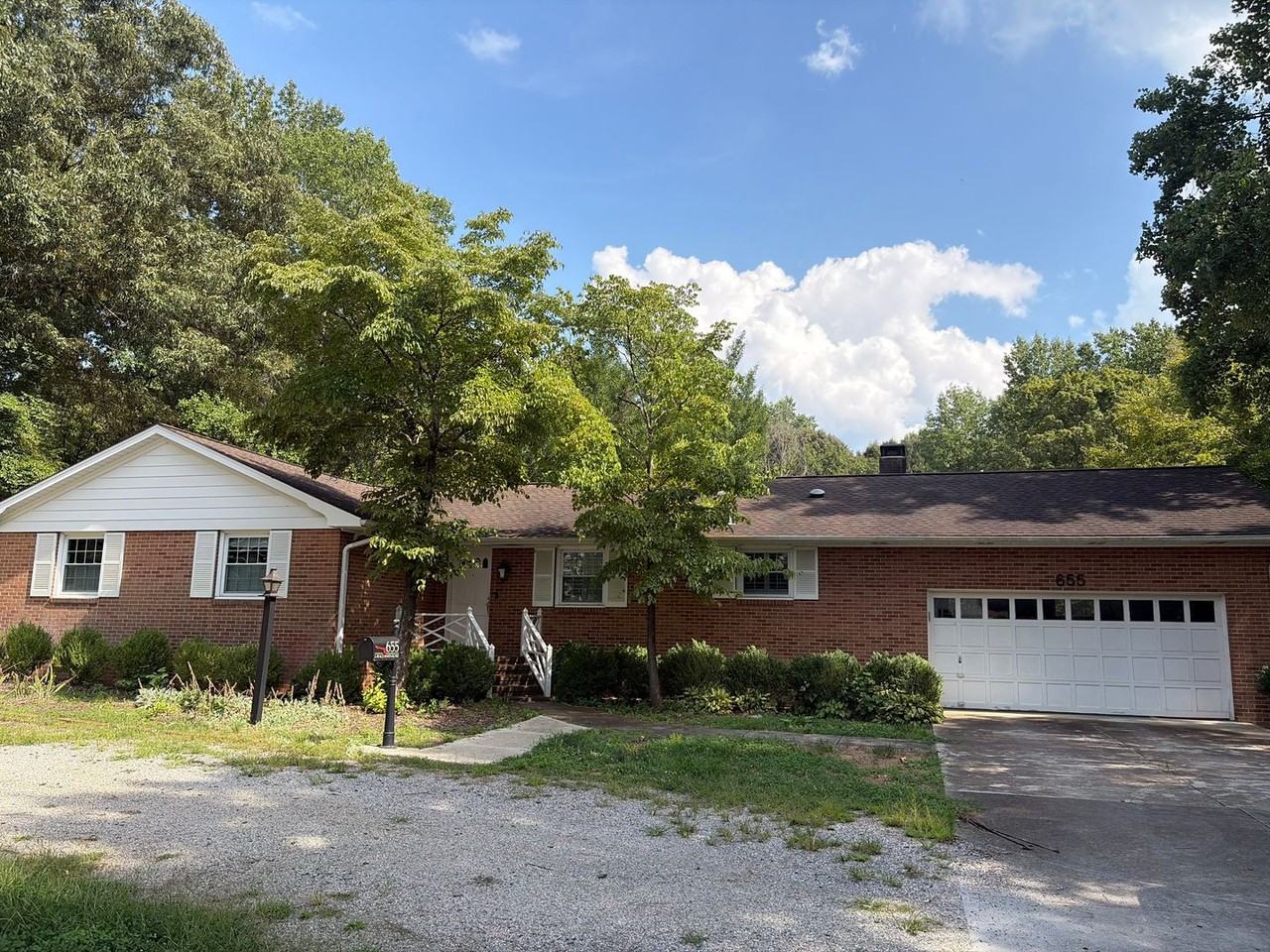 655 S Peace Haven Rd - Photo 2 of 19