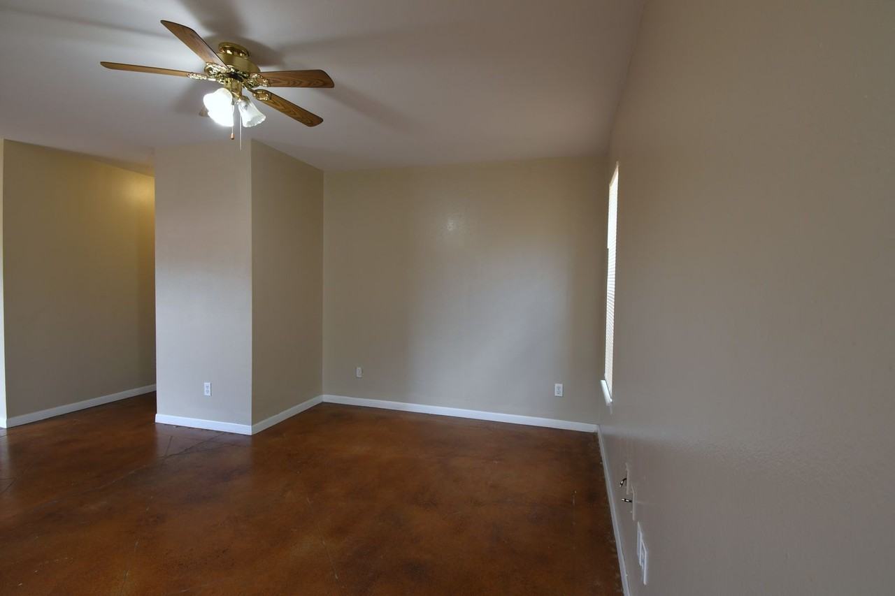 203 Parklane Dr - Photo 4 of 23