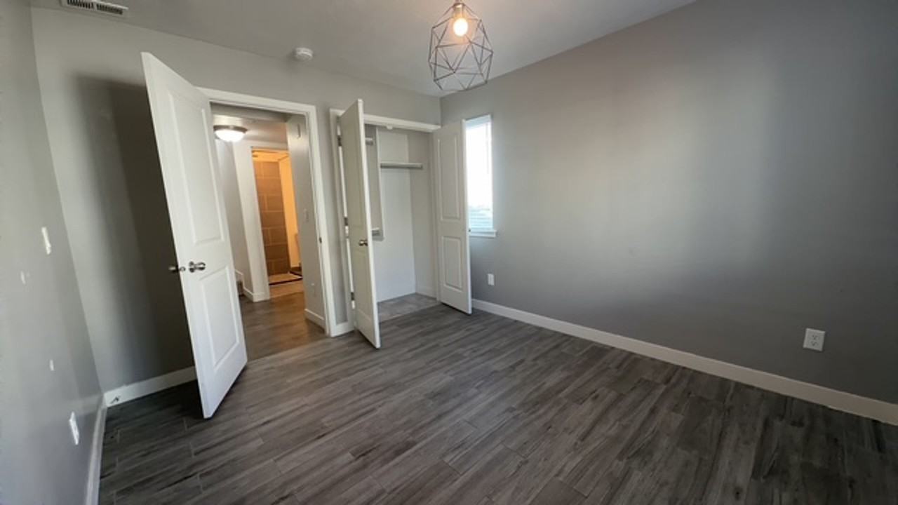 5411 W Mount Dana Pl - Photo 7 of 15