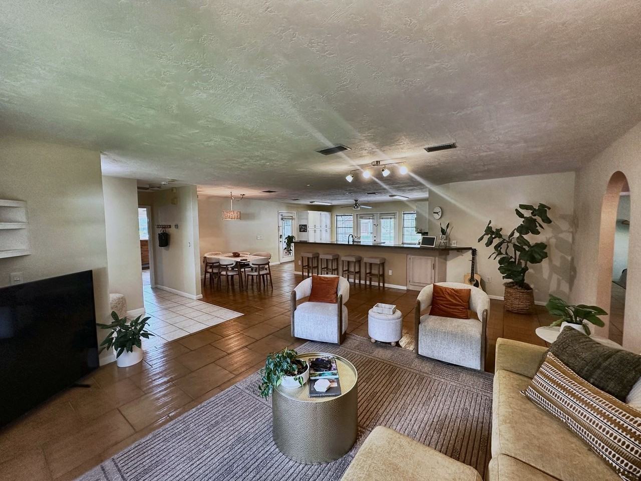 1525 W Beresford Rd - Photo 3 of 14