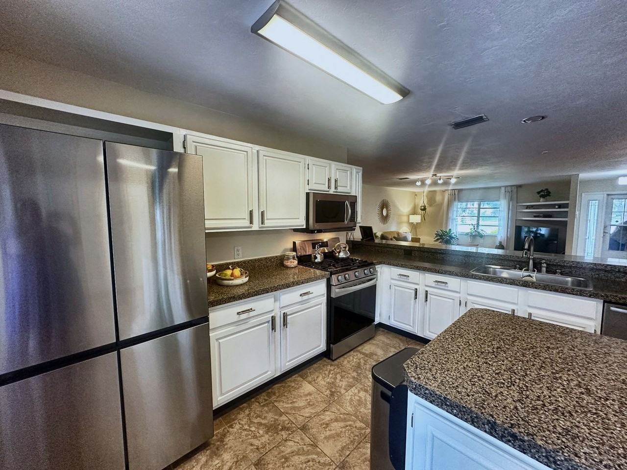 1525 W Beresford Rd - Photo 4 of 14