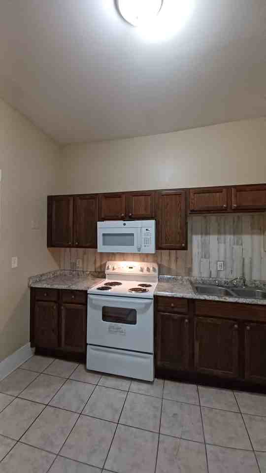 1079 Mayson Turner Rd Nw #B - Photo 7 of 11