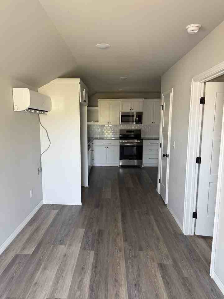 422 1/2 S Park St - Photo 3 of 5