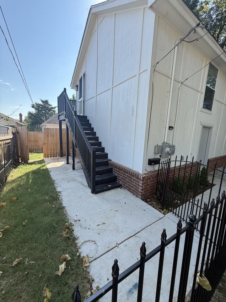 422 1/2 S Park St - Photo 4 of 5
