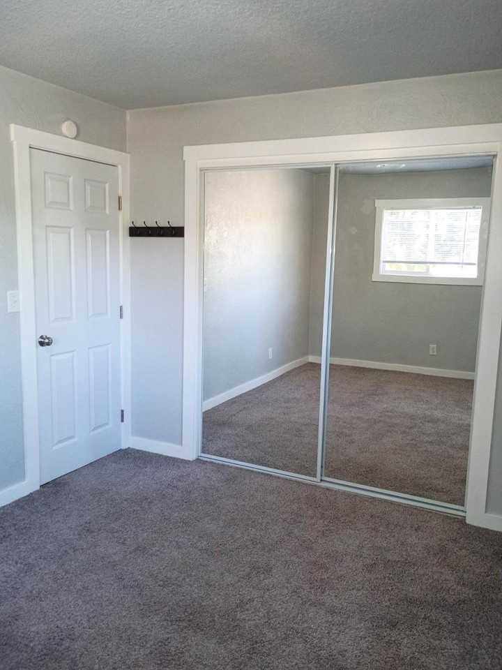 7905 N Fessenden St #5 - Photo 4 of 10