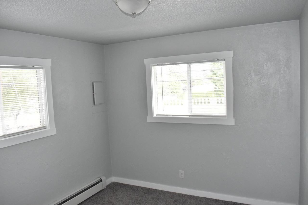 7905 N Fessenden St #5 - Photo 6 of 10
