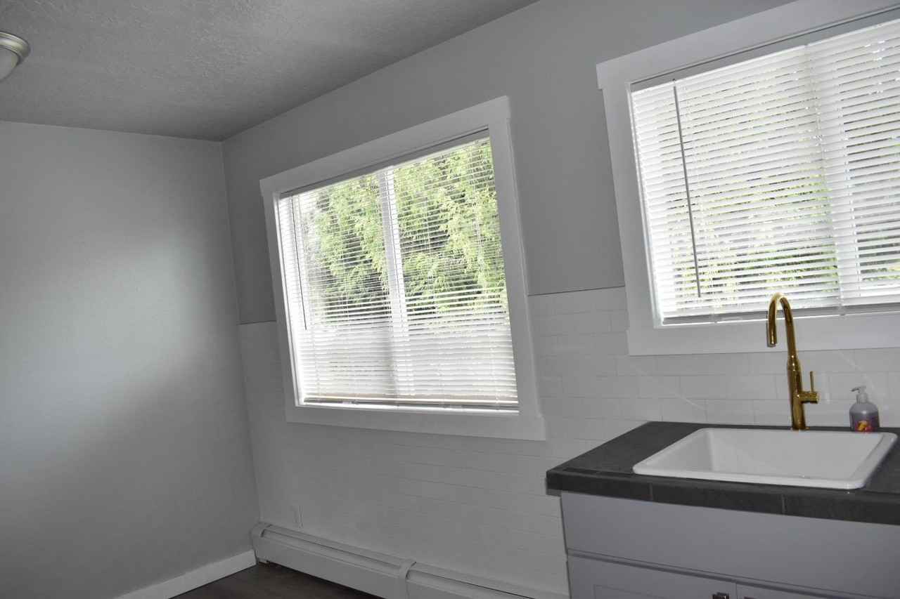 7905 N Fessenden St #5 - Photo 7 of 10