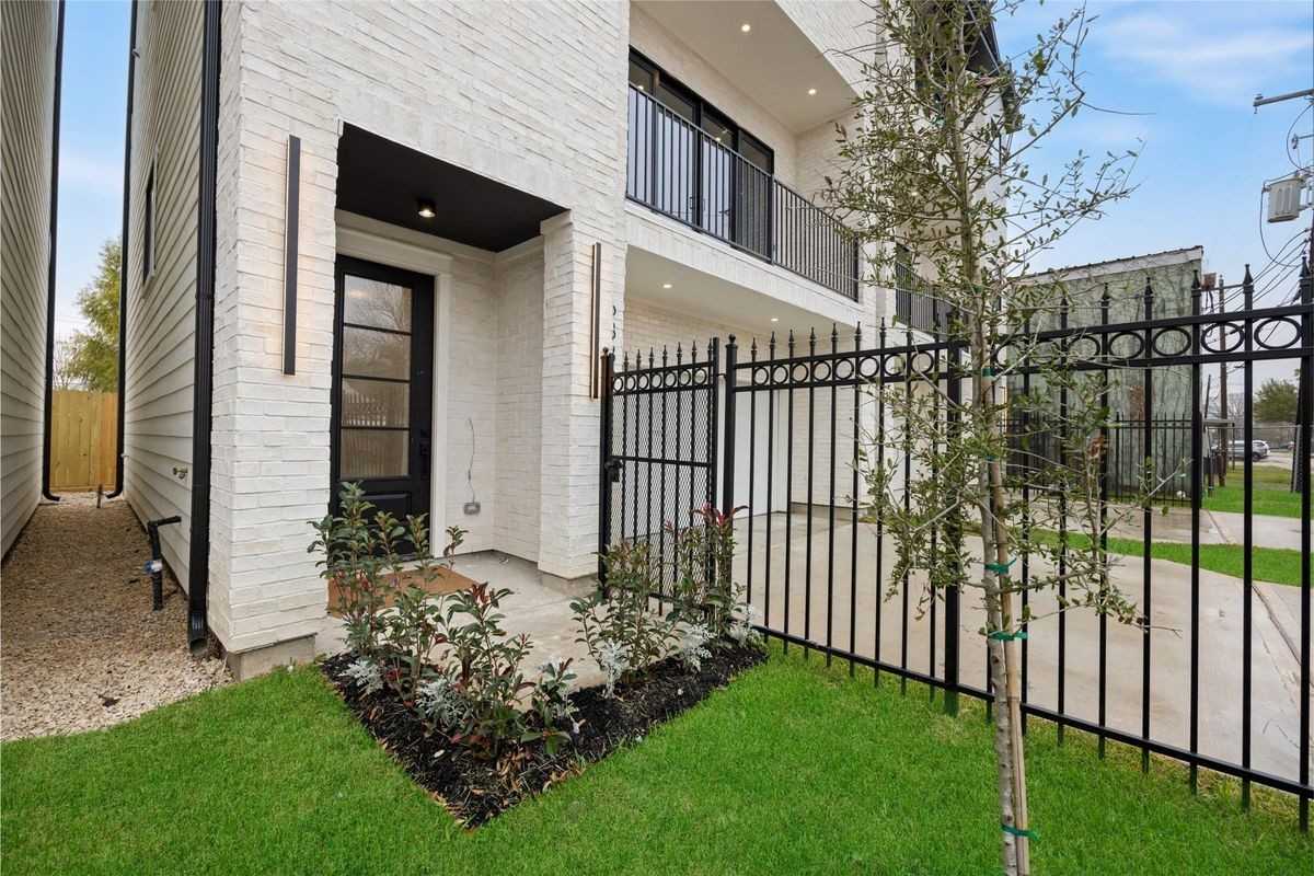 6332 Sidney St - Photo 3 of 21