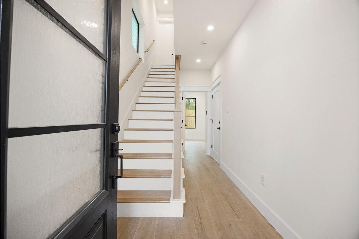 6332 Sidney St - Photo 4 of 21