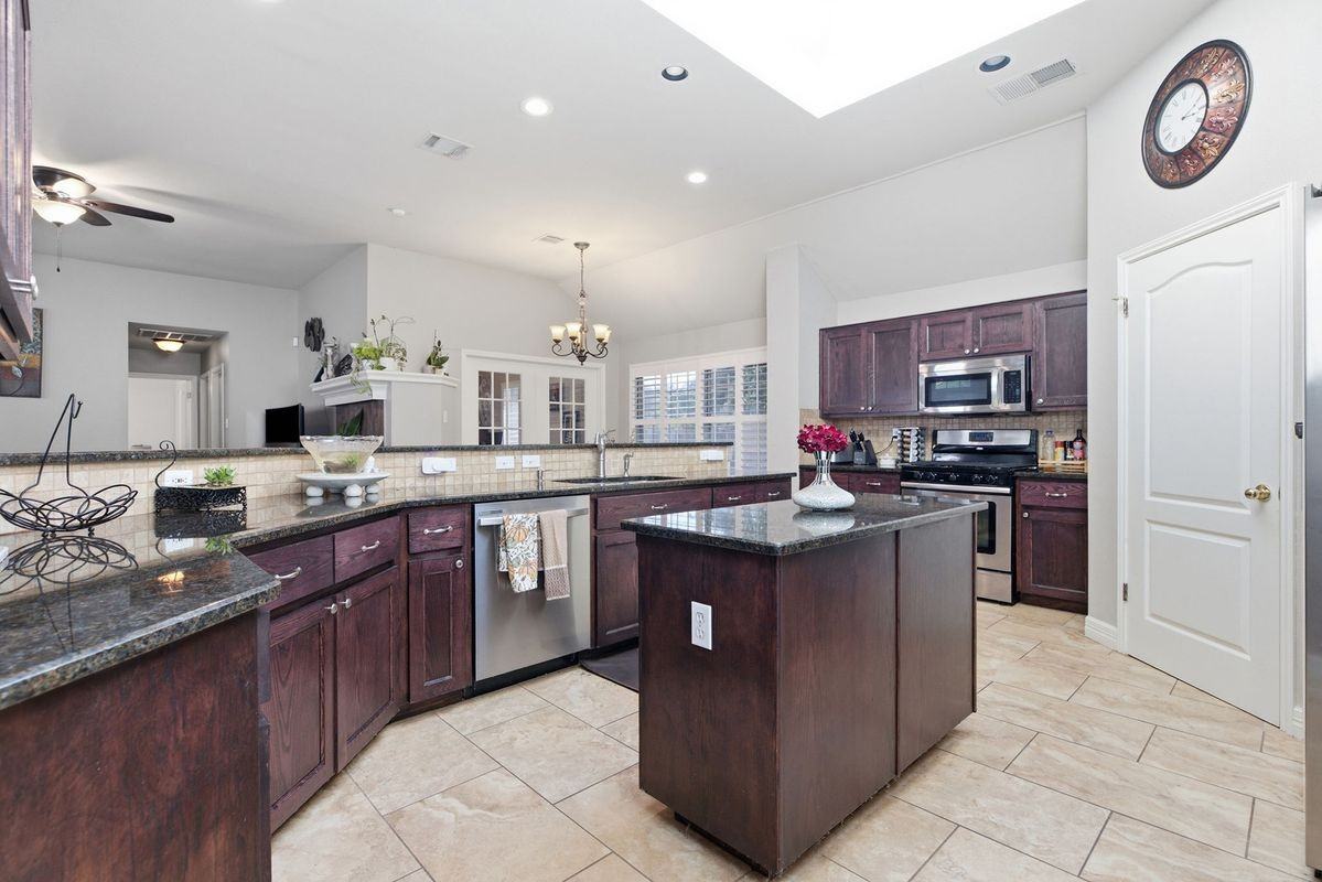 9005 Brimstone Ln - Photo 7 of 41