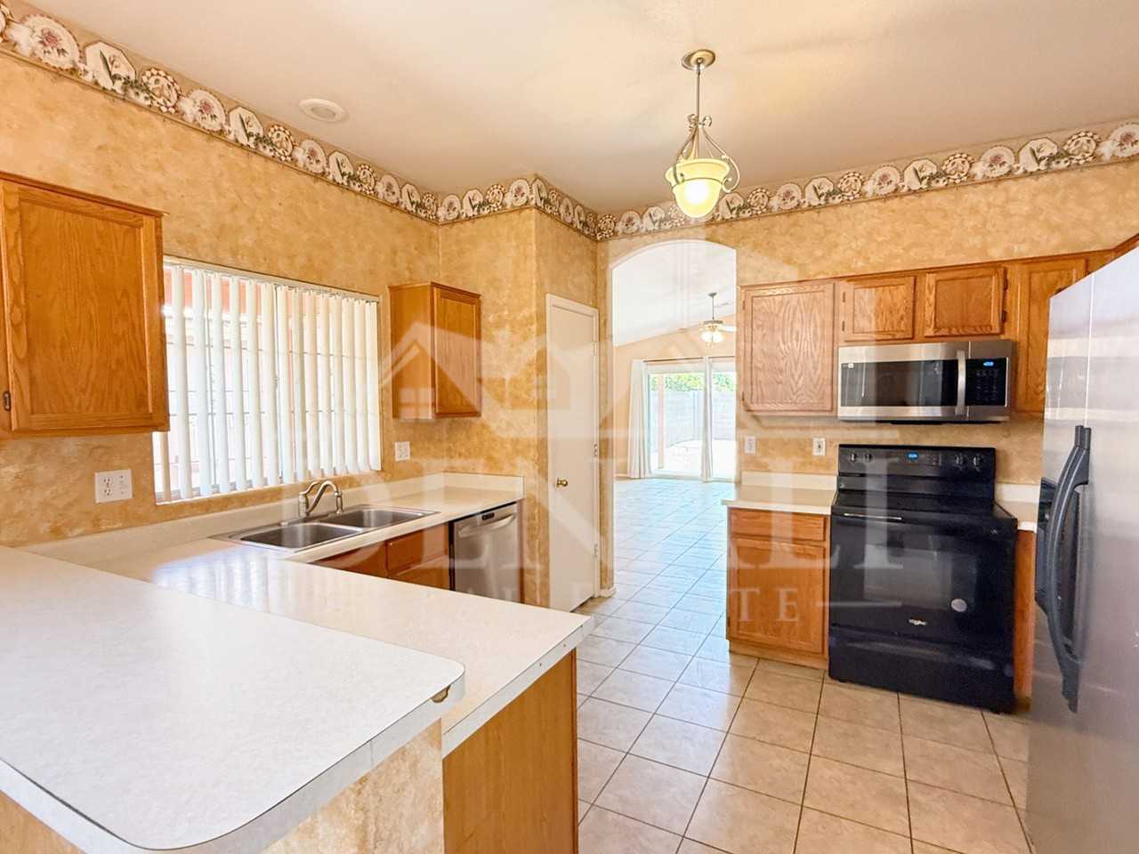 5061 W Glenview Pl - Photo 7 of 20