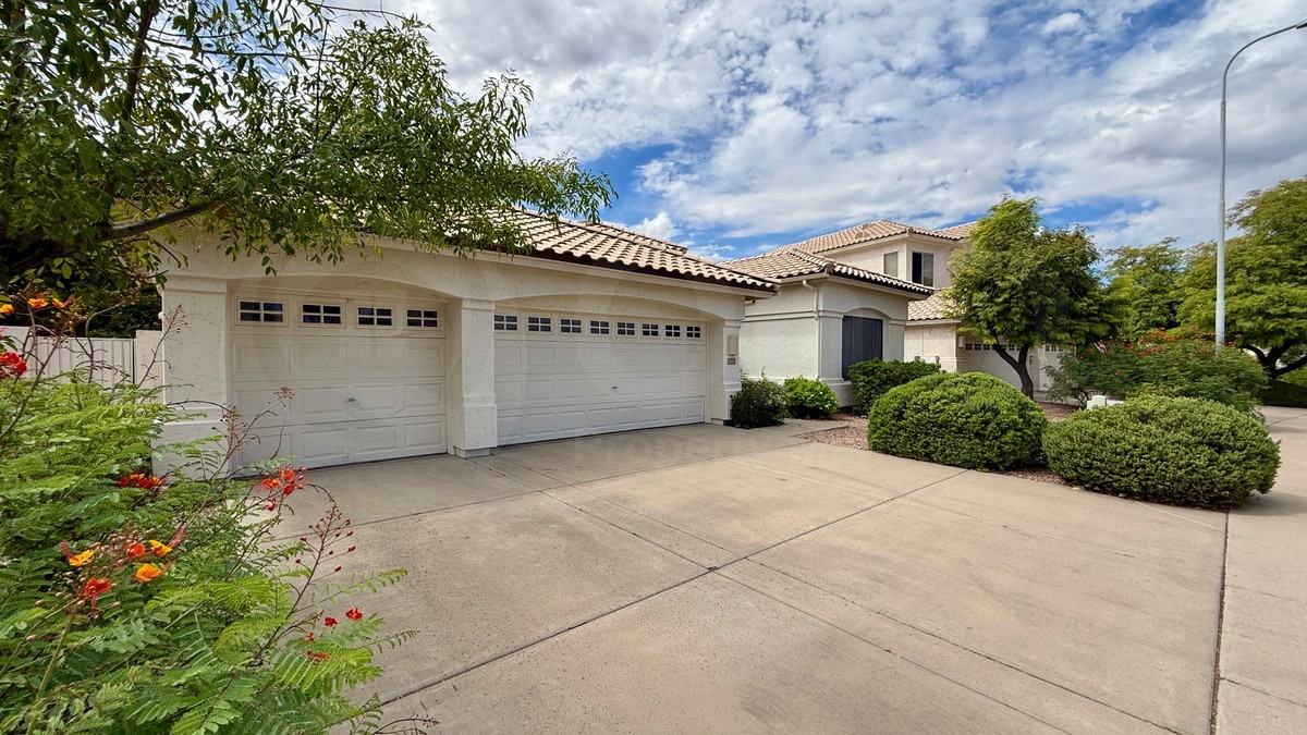 1955 E Drake Dr