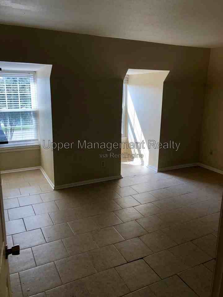 818 Moss St #302 - Photo 4 of 12