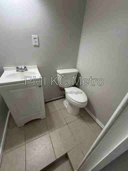 5621 Ne 51st St - Photo 2 of 9