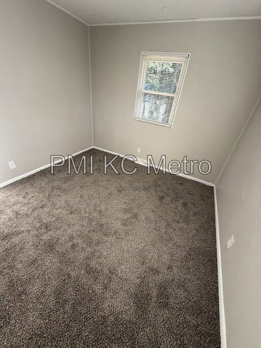 5621 Ne 51st St - Photo 5 of 9