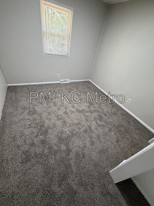 5621 Ne 51st St - Photo 6 of 9