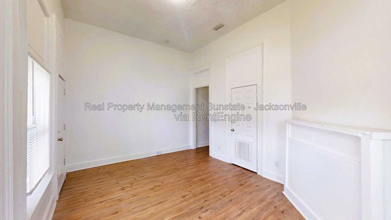 2332 Moncrief Rd - Photo 2 of 15