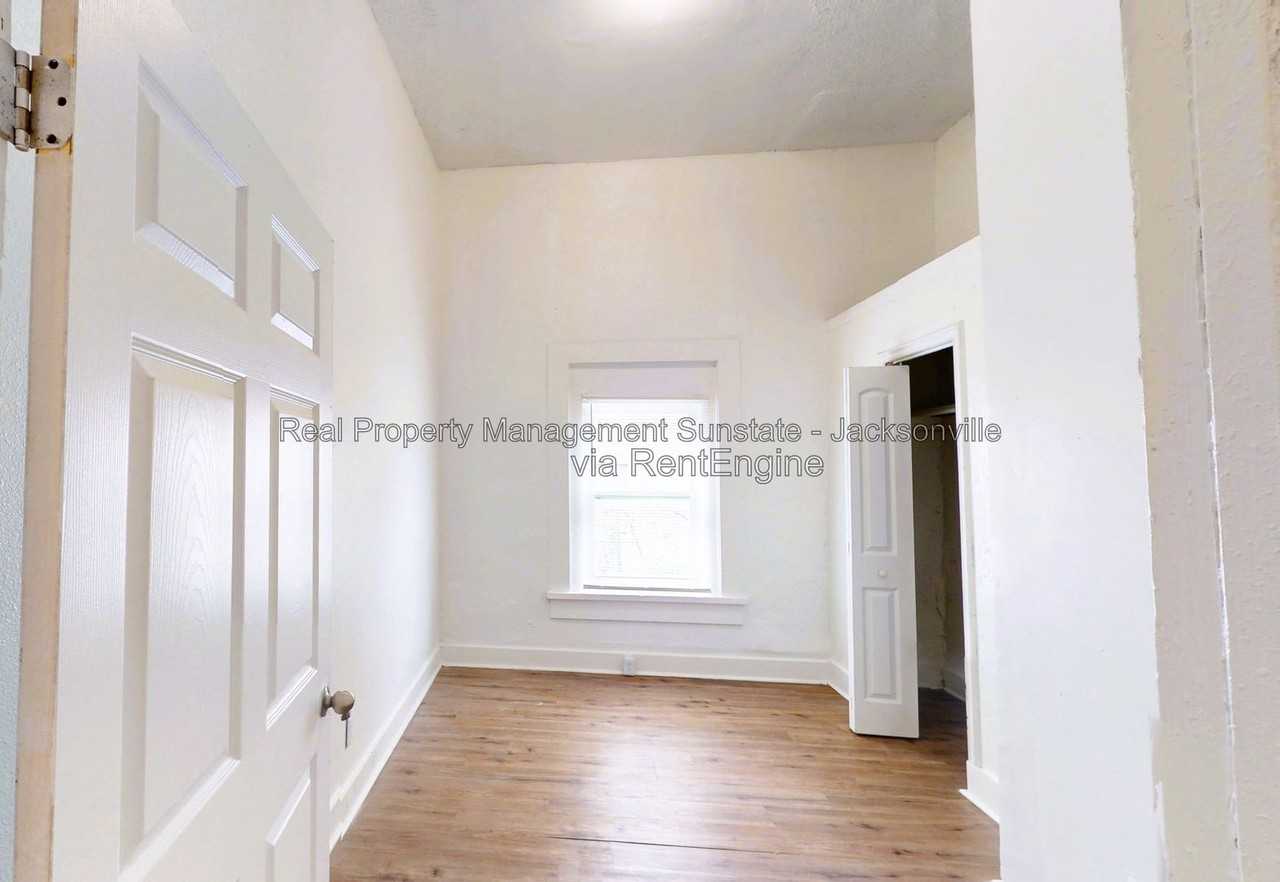 2332 Moncrief Rd - Photo 4 of 15