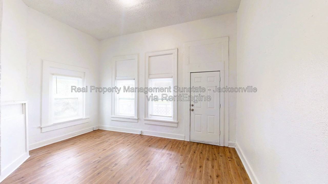 2332 Moncrief Rd - Photo 7 of 15
